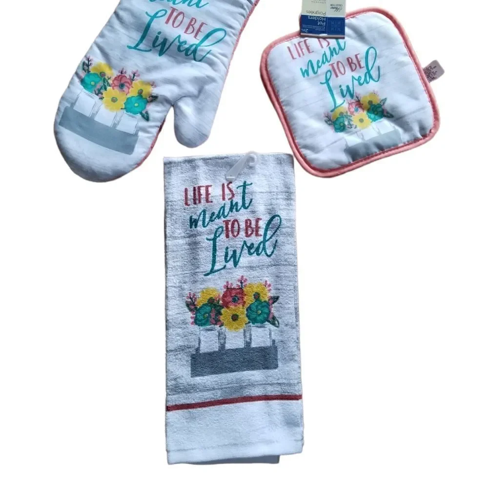 NWT 3 peice Kitchen pot holder/towel set